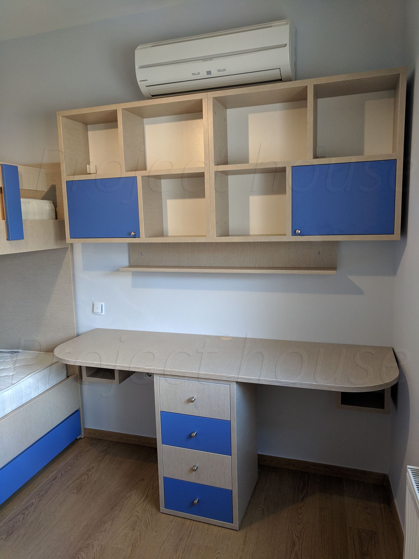 Διπλό παιδικό γραφείο σε μικρό δωμάτιο