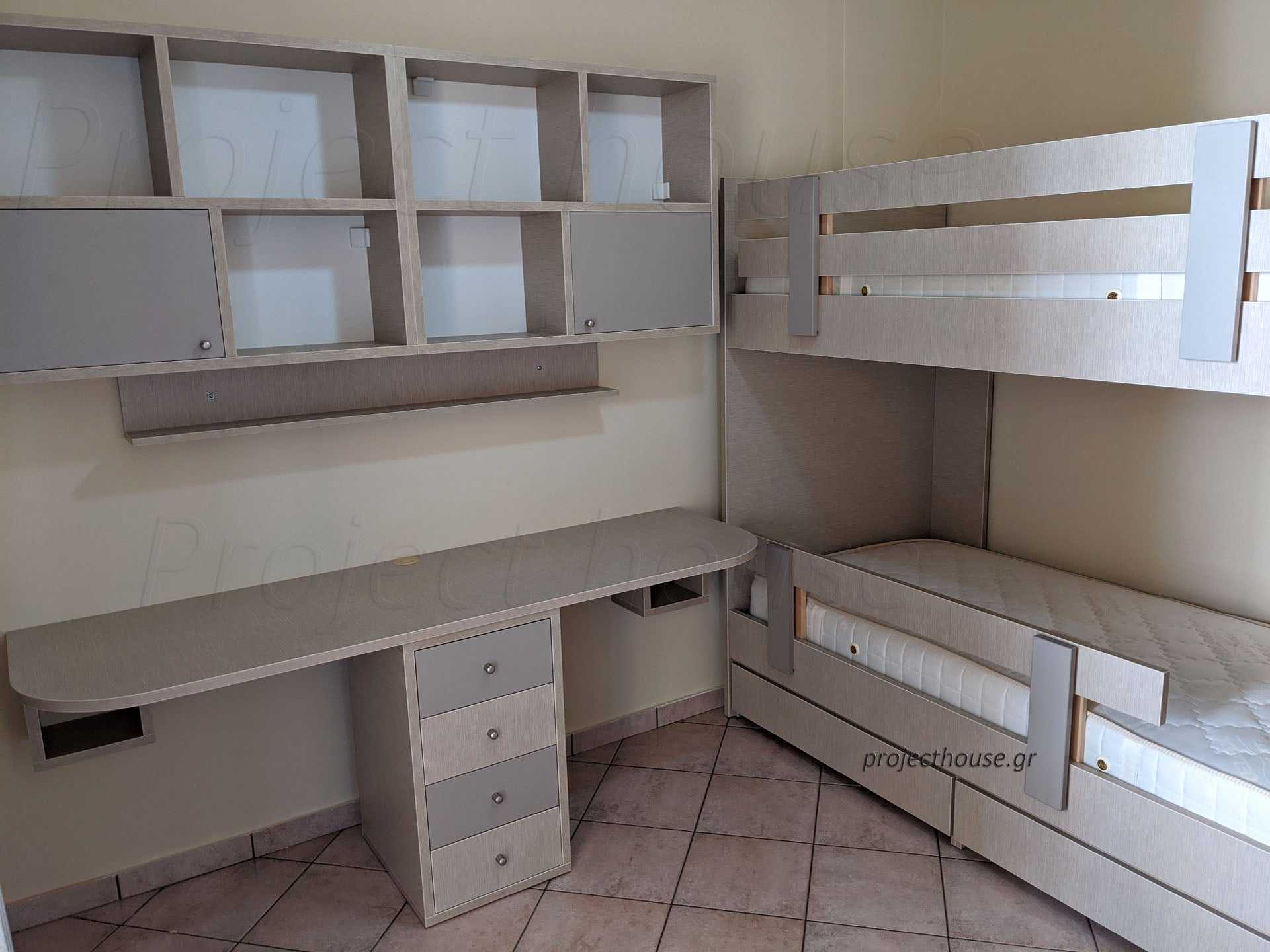 Δωμάτιο με διπλό γραφείο και κουκέτα